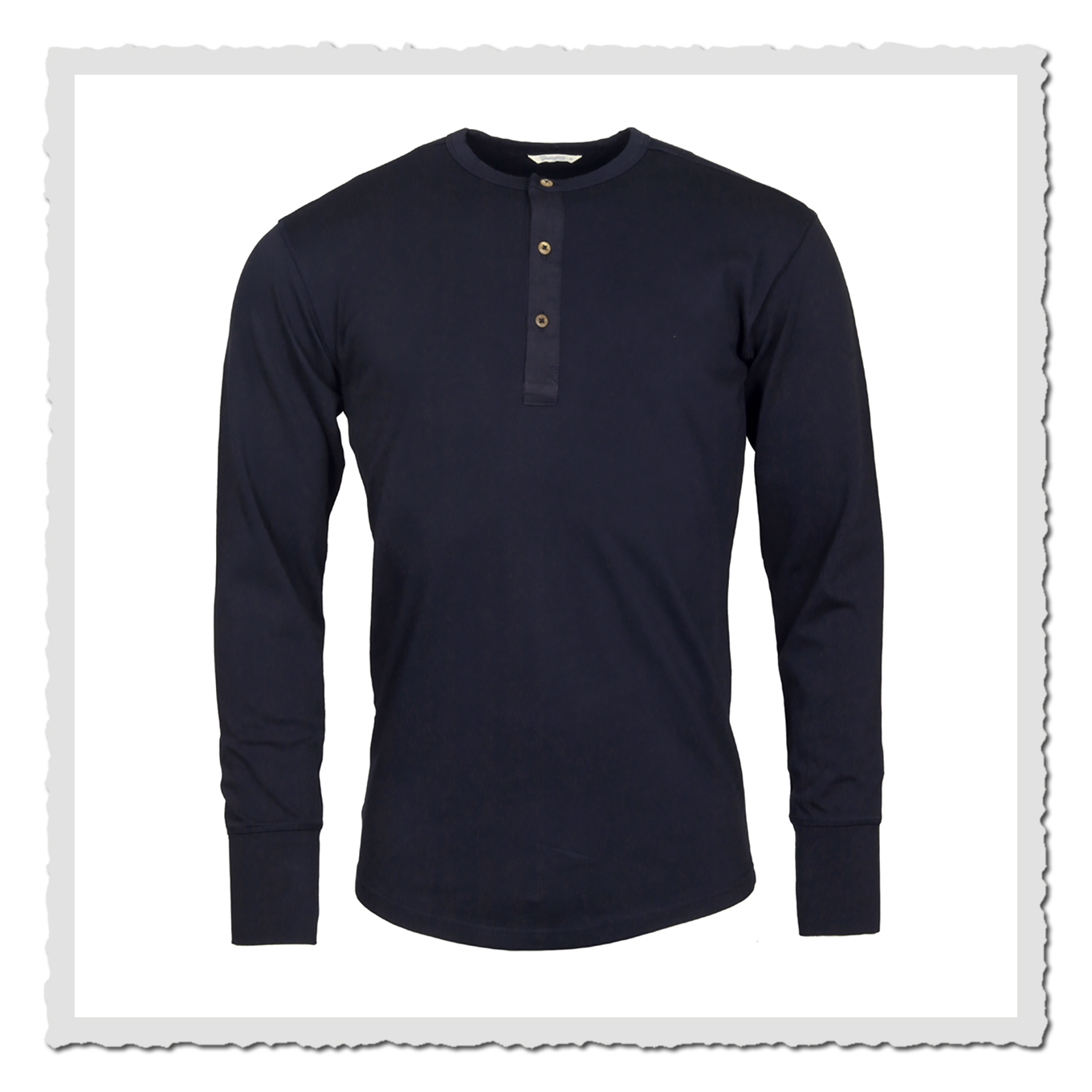 Freigestellte Vorderansicht eines dunkelblauen Langarmshirts auf hellem, einfarbigem Hintergrund.